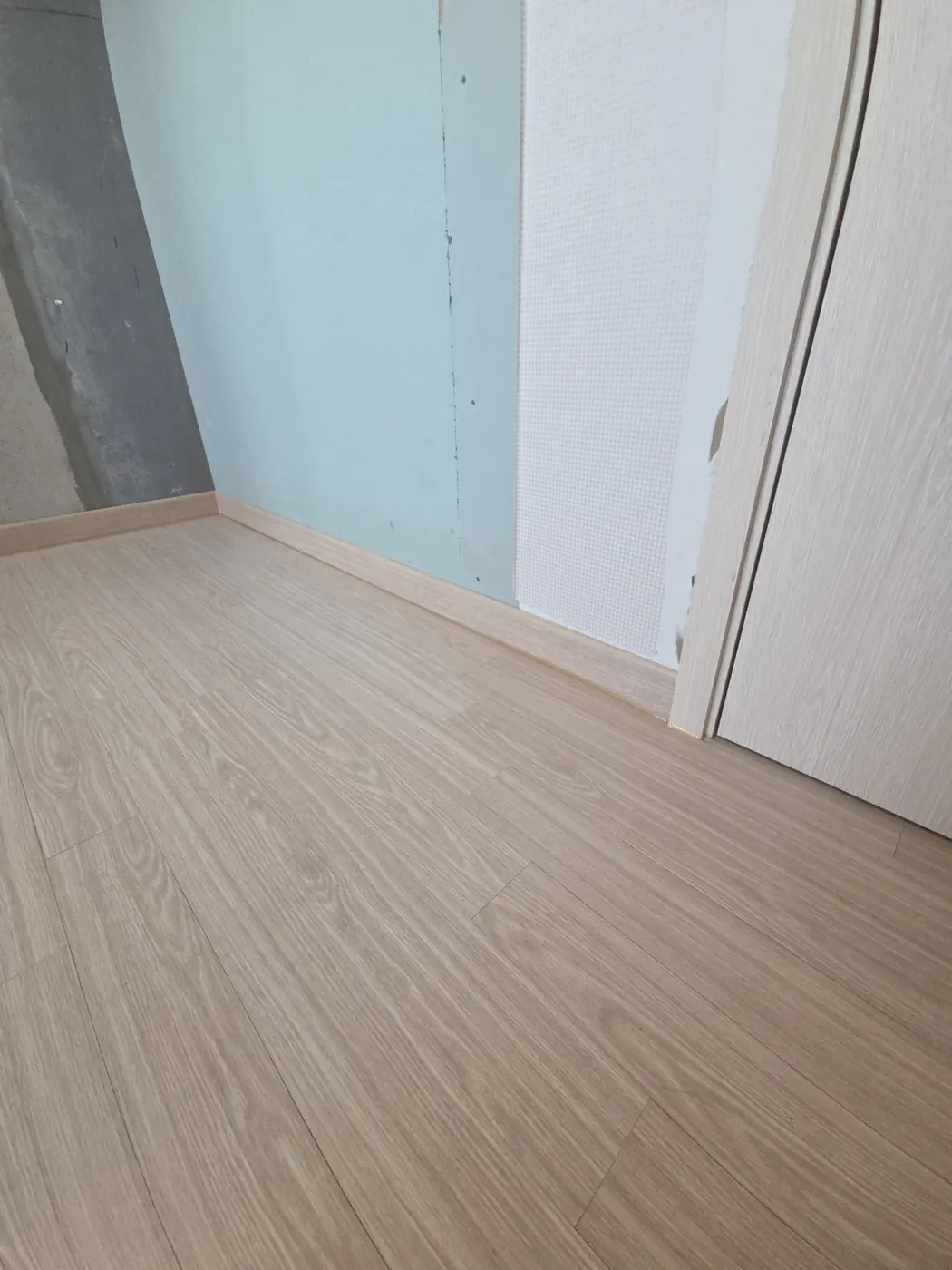 벽면 하단 걸레받이 교체 시공을 마무리한 완성 모습