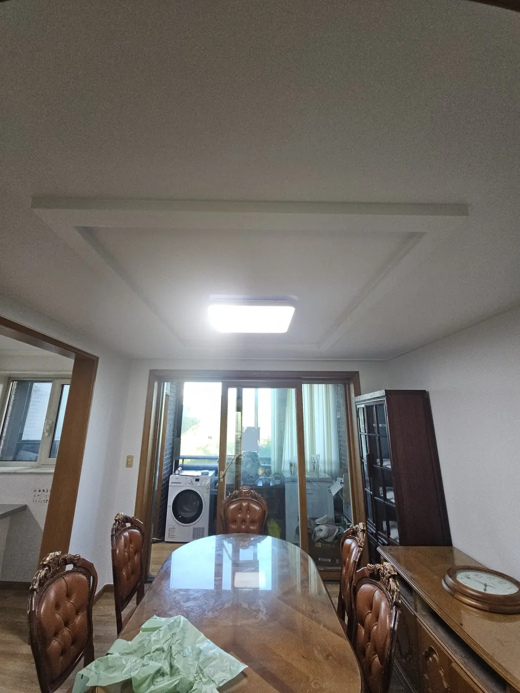천장 목공 교체 후 몰딩 라인까지 깔끔하게 마감된 모습