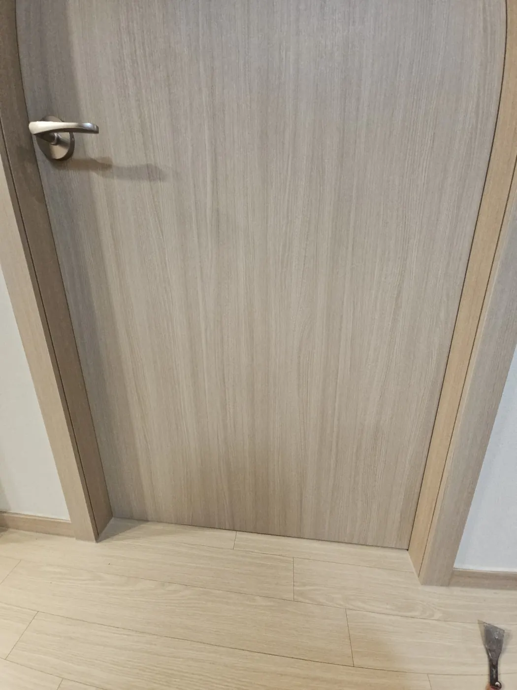 문짝 하부를 재단하여 정상적으로 여닫히도록 수리 완료한 모습
