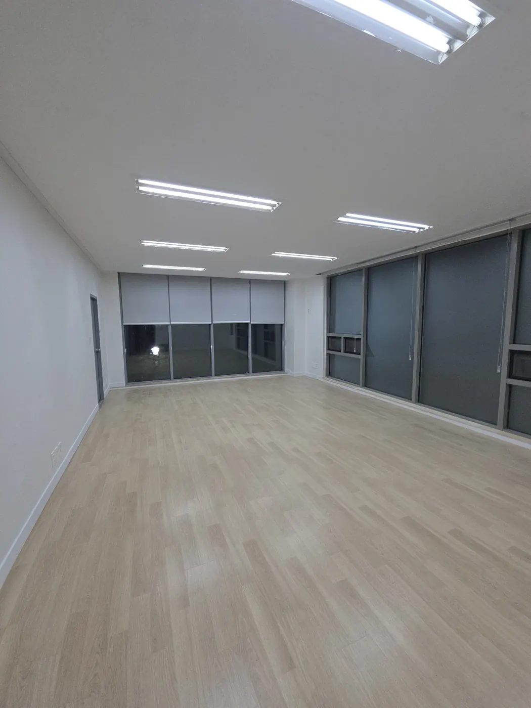 낡은 몰딩과 천장 마감재를 교체해 깨끗해진 상가 내부