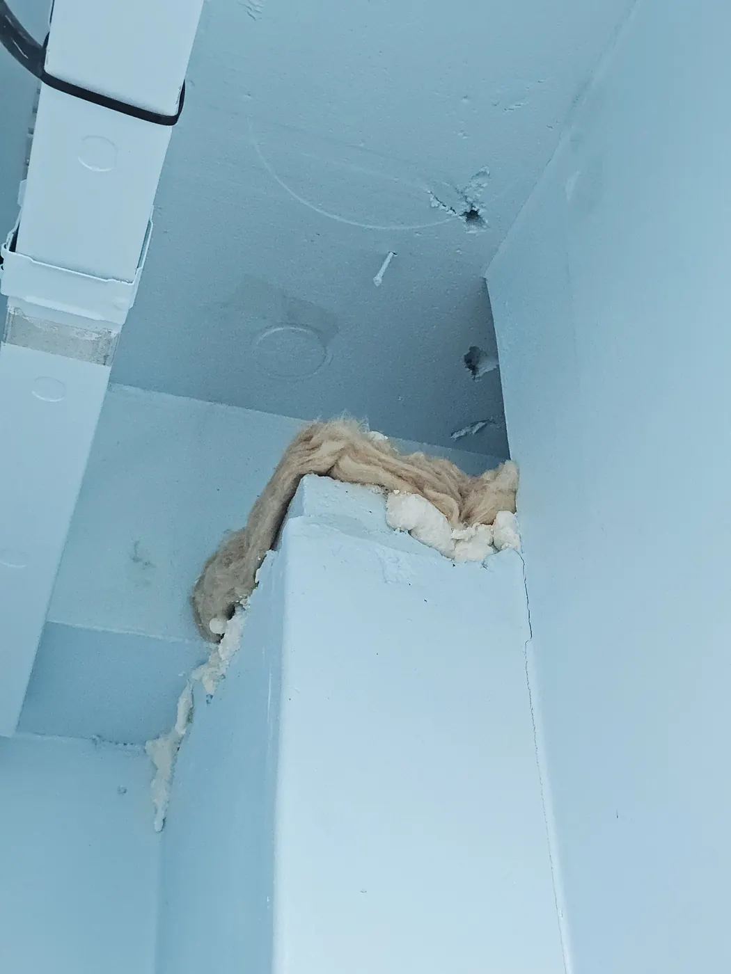 단열재가 드러나고 마감이 파손된 벽체 모서리 손상 현장